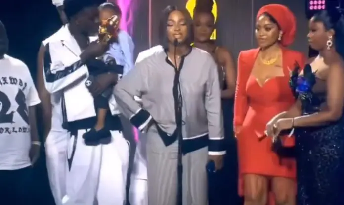 Reactions as the widow and son of Mohbad accept the singer’s posthumous award at the 2025 Headies