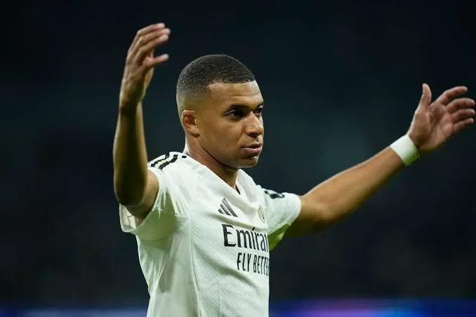 Athletics The coach of Real Madrid defends Kylian Mbappe following his red card during the match against Alaves.