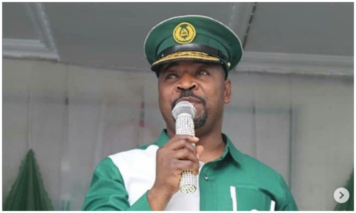 Despite my lack of education, my kids are citizens of the US and the UK.  The “kundusi” gaffe is defended by MC Oluomo.