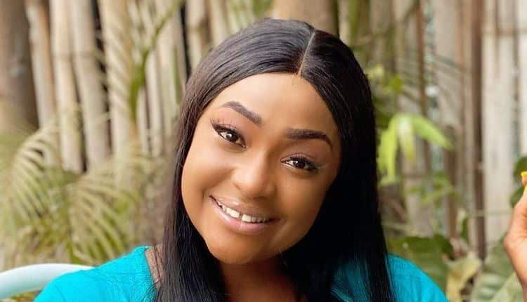 Lizzy Gold Calls Out Father on Social Media for ‘Entitlement Mentality’