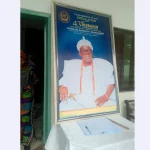 Locals from Ibadan swarm Olubadan’s home to lament and praise him.