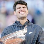 Alcaraz endures a fright on Wimbledon’s hottest opening day