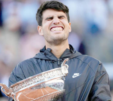 Alcaraz endures a fright on Wimbledon’s hottest opening day