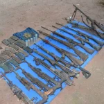 Dans une opération conjointe entre Benue et Taraba, l’armée a récupéré un arsenal d’armes et sauvé des otages.