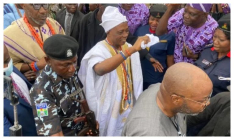 As part of Ibadanland’s 44th Olubadan, NEWSOba Rashidi Ladoja was decked up in akoko leaves.