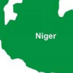 In Niger, the distribution of relief supplies becomes chaotic as recipients steal goods.