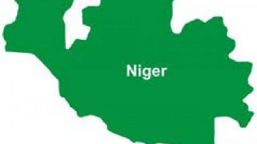 In Niger, the distribution of relief supplies becomes chaotic as recipients steal goods.