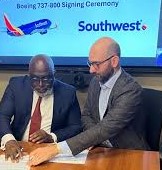 A contract for six 737-800 aircraft is signed between United Nigeria Airlines and a US carrier.