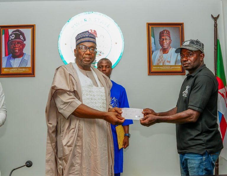Kwara State government has extended support to the family of a forest guard and vigilantes who were killed by bandits.
