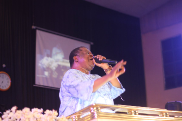 Gospel singer Frank Edwards has said he was healed of asthma and pneumonia during the crusade led by evangelist Uma Ukpai, as he mourns the cleric’s passing.