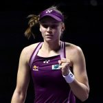 Rybakina defeats Swiatek to go to the WTA Final Four.