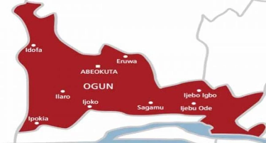 Ogun employees celebrate their early December salary and end-of-year bonus.