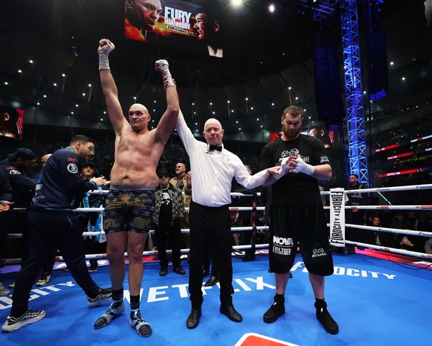 In a heavyweight bout, Fury wins by unanimous decision against Makhmudov.