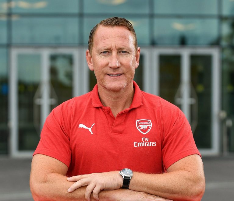 UCL: Ex-Arsenal midfielder Parlour praises two players following the PSG vs. Bayern match: “Different class, superb”