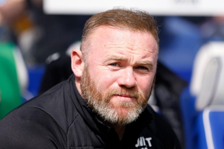 EPL: Wayne Rooney chooses the team to win the championship; they are a slim favorite.