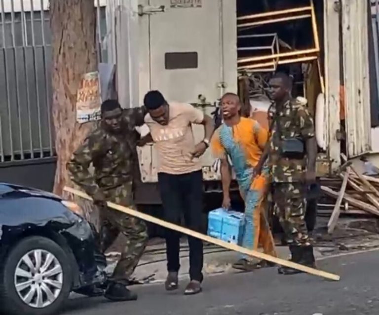 A soldier attacks a journalist for TheCable during a traffic dispute in Lagos.