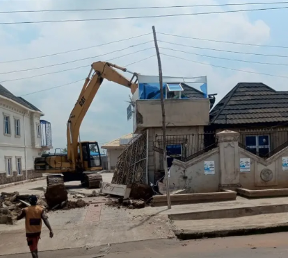 NEWSIn Ibadan, the Oyo government demolishes a structure used to store weapons.