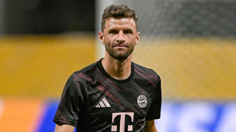2026 Ballon d’Or: Muller picks a performer to receive an award.