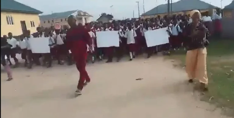 VIDEO: Schoolchildren in Bayelsa organize anti-kidnapping demonstrations